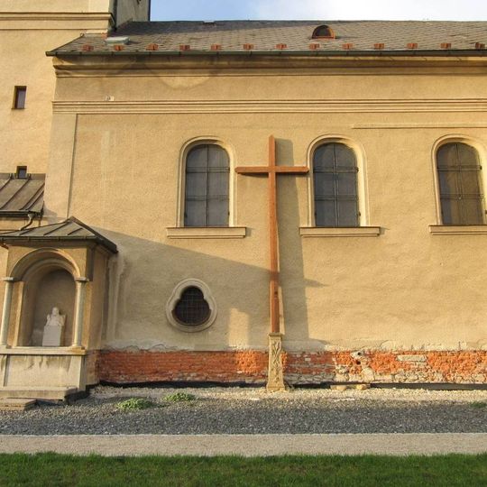 Kříž v Bludově u kostela