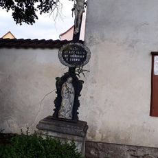 Kříž v Pluhově Žďáru u kostela