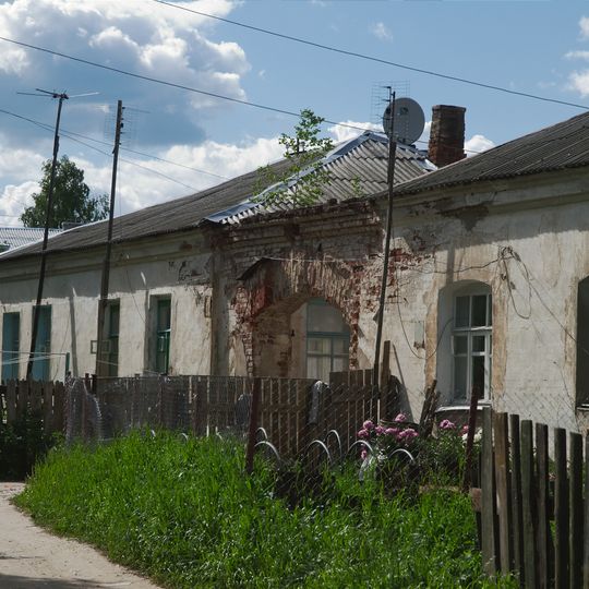 Западный дом тюремщиков со службами