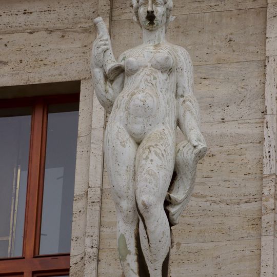 Sochy vlevo nad portálem Městské knihovny v Praze 1