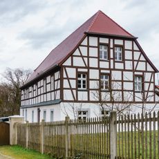 Pfarrhaus, Toreinfahrt und Hofpflaster Zur Alten Schule 1