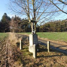 Kříž Františka Bártů u polní cesty severně od Bezděčína