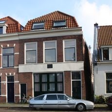 Het pand vanwege een gevelsteen, drie kaken