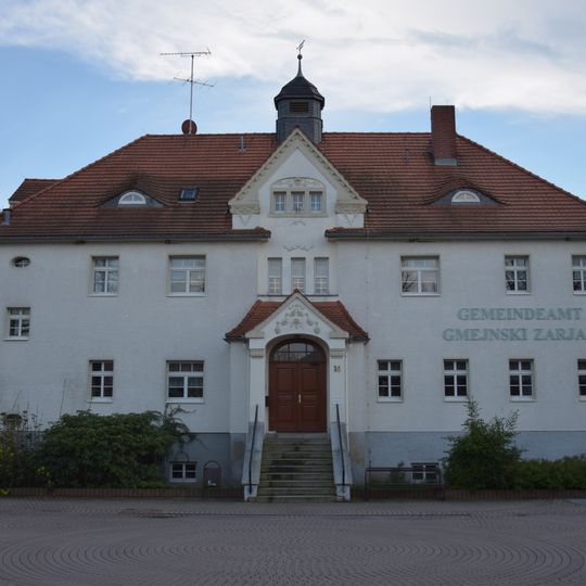 Schule, heute Sitz der Gemeindeverwaltung mit Toilettengebäude im Hof Schulstraße 14