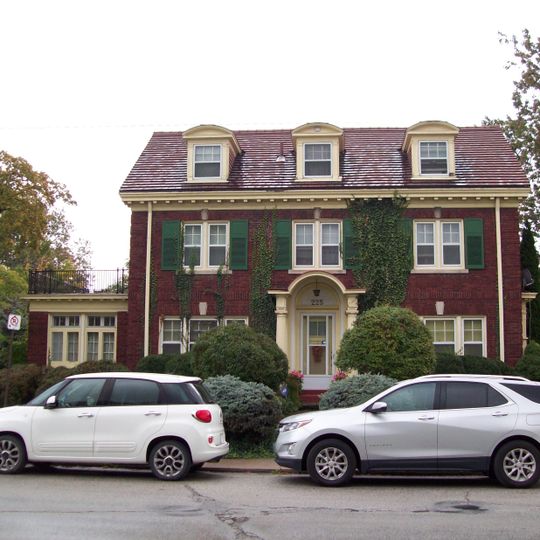 225 Giles Boulevard West