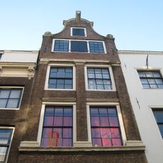 Pand met pilastergevel onder ingezwenkte hals