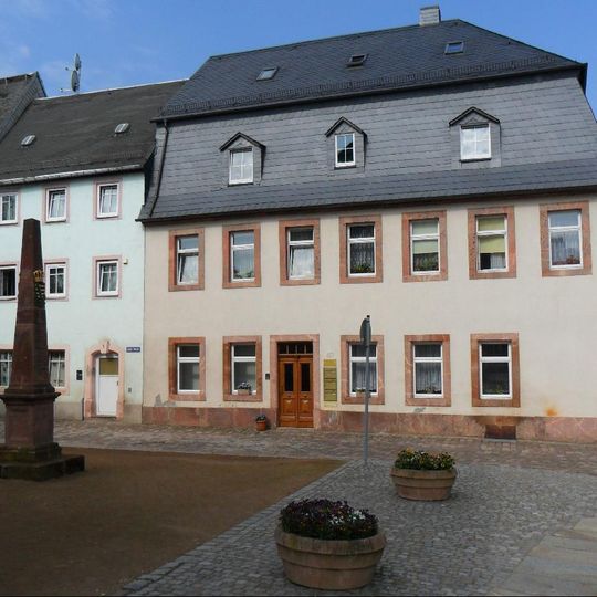Wohnhaus in Ecklage in geschlossener Bebauung Burgstraße 25