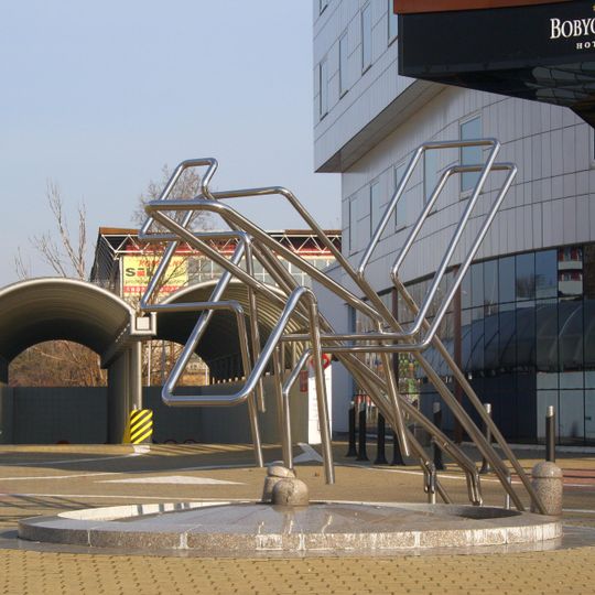 Plastika před vchodem do Bobycentra