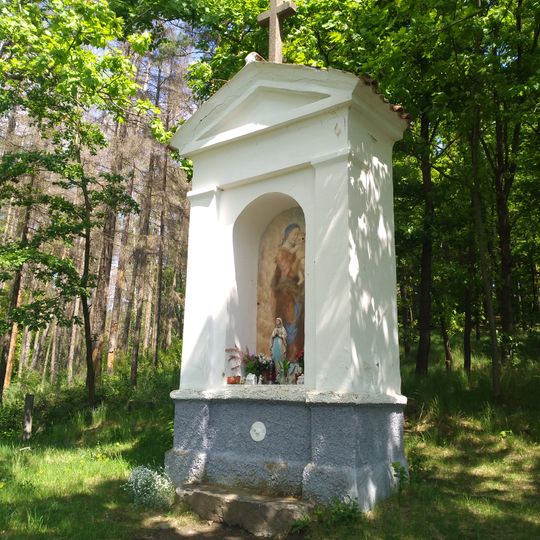 Výklenková kaplička v Pyšelích na Hůře u golfového hřiště