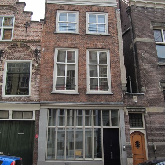 Pand met lijstgevel met geprofileerde puibalk, waaronder moderne pui