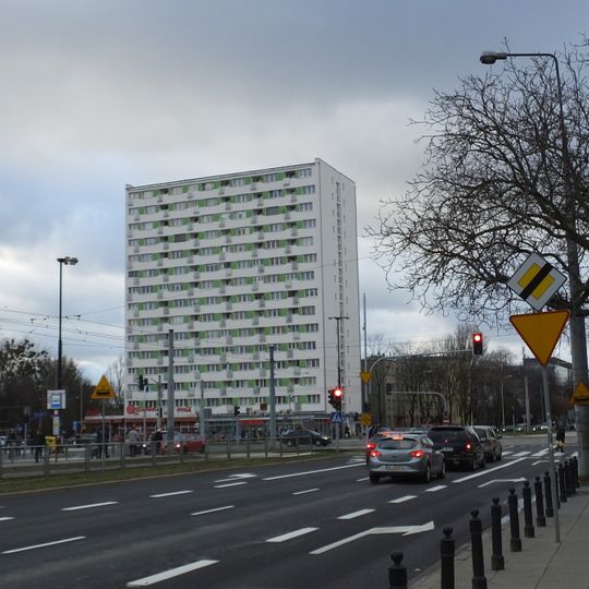 Blok przy ulicy Grójeckiej 80/102 w Warszawie