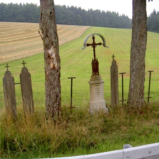 Wegkreuz und sechs Totenbretter