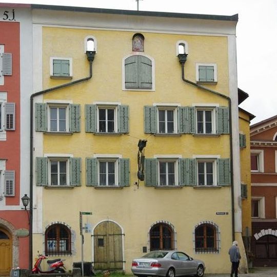 Ehemals Patrizierhaus, dann Apotheke, jetzt Wohn- und Geschäftshaus