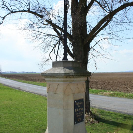 Kříž na rozcestí v jižní části Hořína