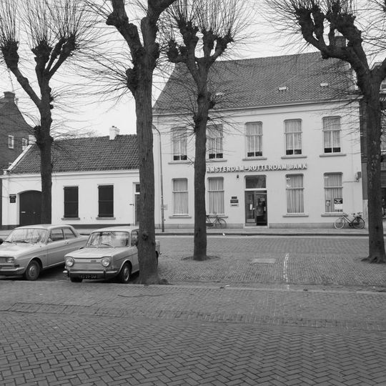 Fraai herenhuis, van vijf traveeën, met verdieping