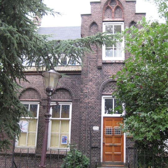 Voormalige pastorie met trapgevel naast de Sint-Augustinuskerk, neogotische bouwstijl