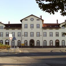 Bahnhof mit Empfangsgebäude (Anschrift: Eisenbahnstraße 2), Güterabfertigung, Lagergebäude und Stellwerk (Anschrift Stellwerk: Eisenbahnstraße 2a) Eisenbahnstraße 2; 2a
