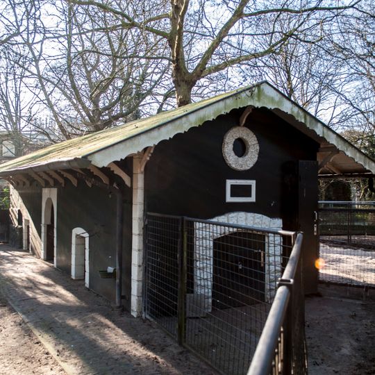 Artis: dierenverblijf, bestemd als 'moeflonstal '