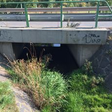 Most Pražské ulice přes Třeboradický potok u Mírovic