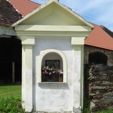 Výklenková kaple u cesty na Nedabyli
