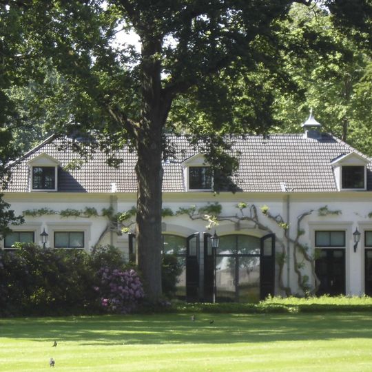 Huis te Hoevelaken: koetshuis annex dienstwoning