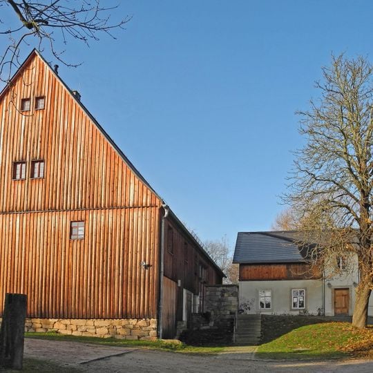 Pfarrhaus, ehemaliges Stallgebäude und Holzscheune des ehemaligen Pfarrhofes Bergstraße 65; 65a