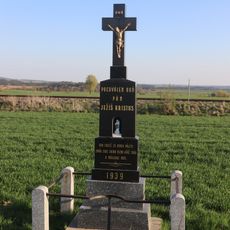 Kříž u silnice 152 u nádraží Třebelovice