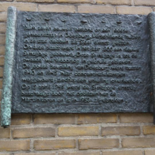 Plaquette op de gevel van de voormalige synagoge