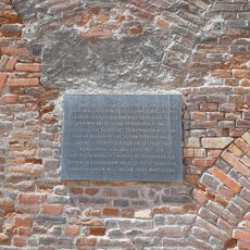 Pamětní deska nad vchodem do kasemat na Špilberku v Brně