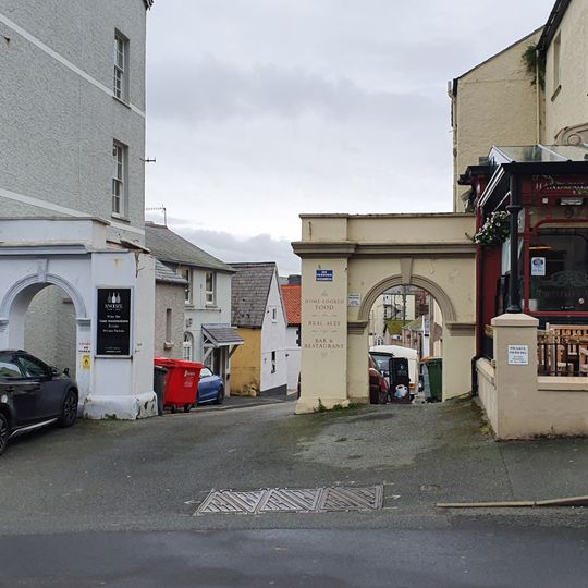 Arch attached to NW corner of No.3 at entrance to Vardre Lane