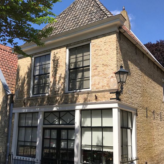 Pand onder zadeldak met voorschild en schoorsteen met dekplaat