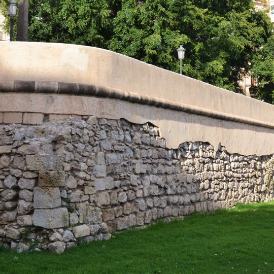 Muralla en el Paseo de Ramiro