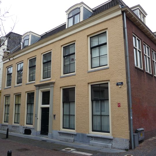 Pand met langgerekte gevel met rechte kroonlijst