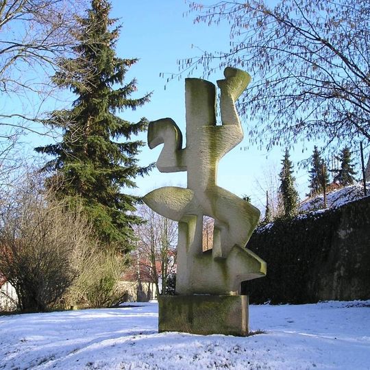 Kamenná plastika Khmérská tanečnice v Praze-Lysolajích