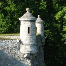 Brama z 2 bastionami