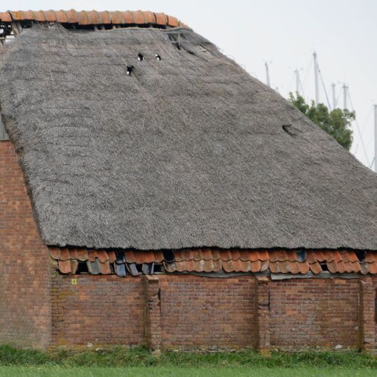 Boet, gelegen ten oosten van de weg Oudeschild-Waal. Houten gevel en met riet gedekte hoge kap