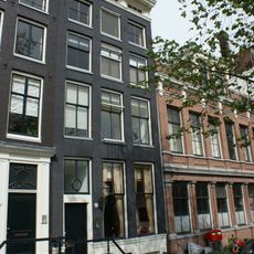 Pand met gevel onder rechte lijst met triglyfen