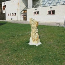 Kamenná plastika II u Kulturního domu v Konstantinových Lázních