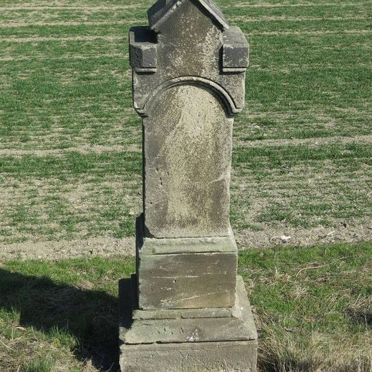 Podstavec ulomeného kříže u silnice severozápadně od Panenského Týnce
