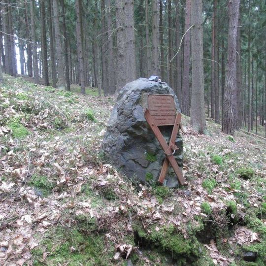 Pomník na svahu jižně od Rakové