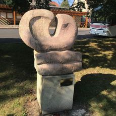 Plastika "Hovory z Lán" u autobusové stanice ve středu Lán