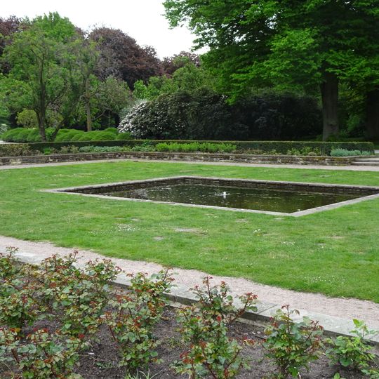 Zierbrunnen im Garten 1