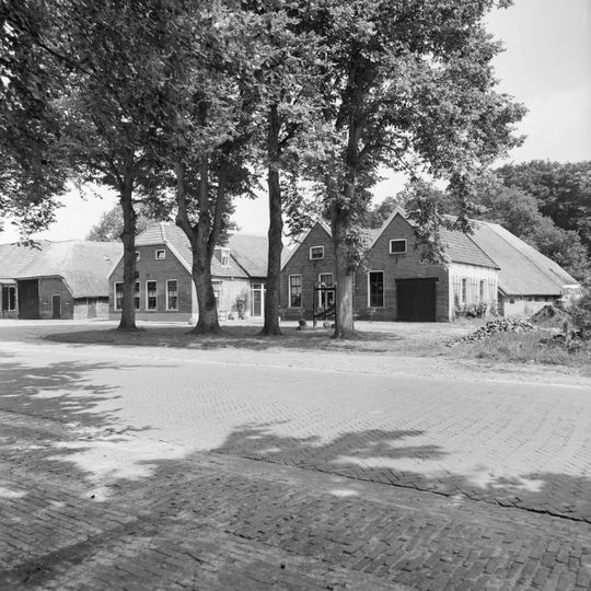 Smederij annex keuterij met zijbaander