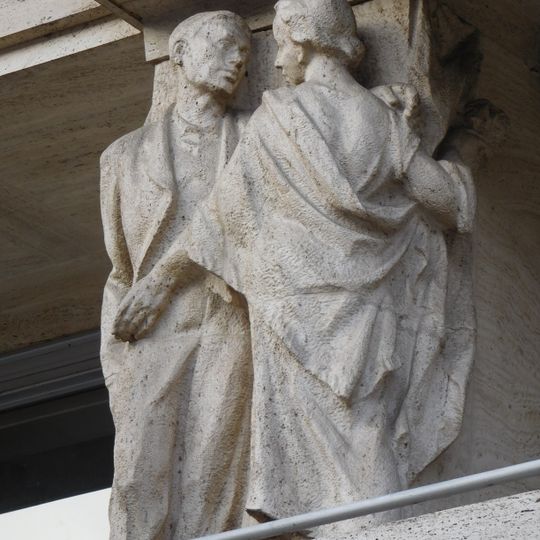 Sochy vlevo na balkonu hotelu Jalta na Václavském náměstí