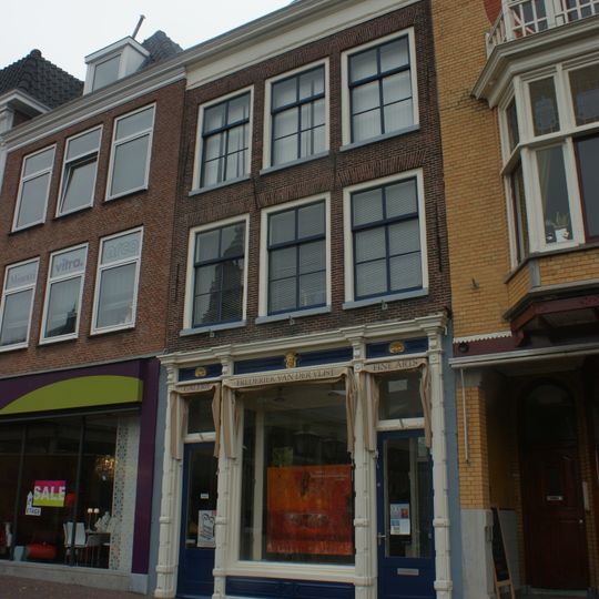 Pand met lijstgevel. Tweede verdieping oorspronkelijk Empire-ramen