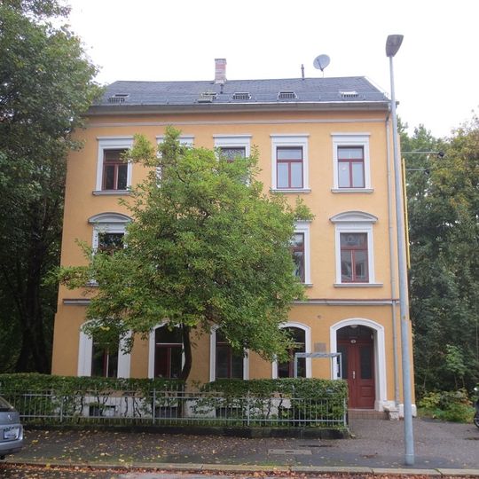 Mietshaus in geschlossener Bebauung konzipiert, mit Vorgarten Neefestraße 16