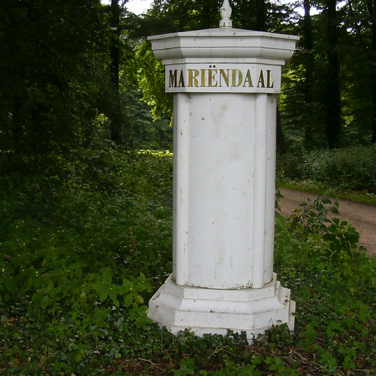 Mariëndaal: twee toegangskolommen