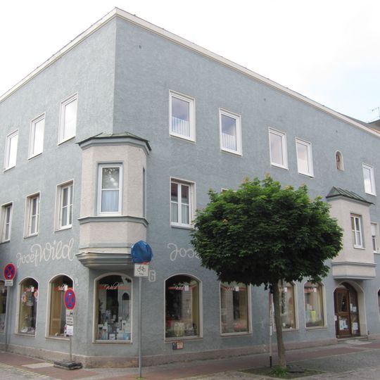 Wohn- und Geschäftshaus