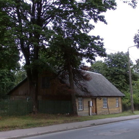 Dzīvojamā ēka ar saimniecības ēkām