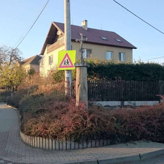 Kříž u křižovatky ve Skočicích